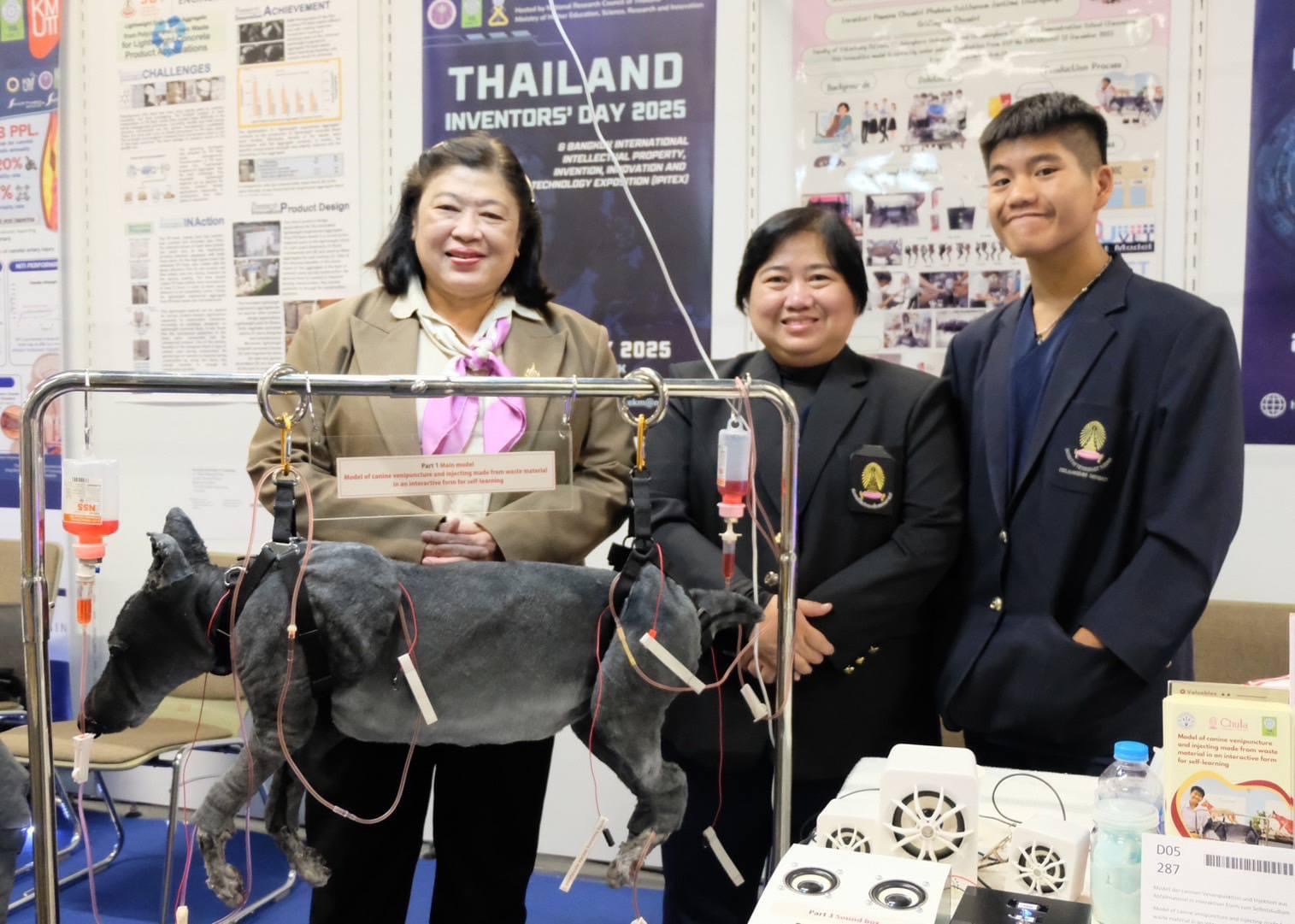 “หุ่นฝึกการเจาะเลือดและฉีดยาสุนัขที่ทำจากวัสดุเหลือใช้ในรูปแบบโต้ตอบได้เพื่อการเรียนรู้ด้วยตนเอง” ผลงานอาจารย์คณะสัตวแพทย์ จุฬาฯ ได้รับรางวัลเหรียญทอง